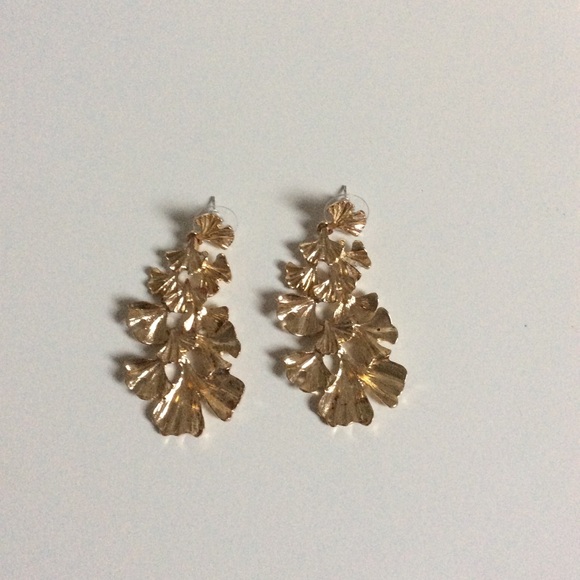 Gold Tone Fan Style Dangle Earrings. - Picture 5 of 5